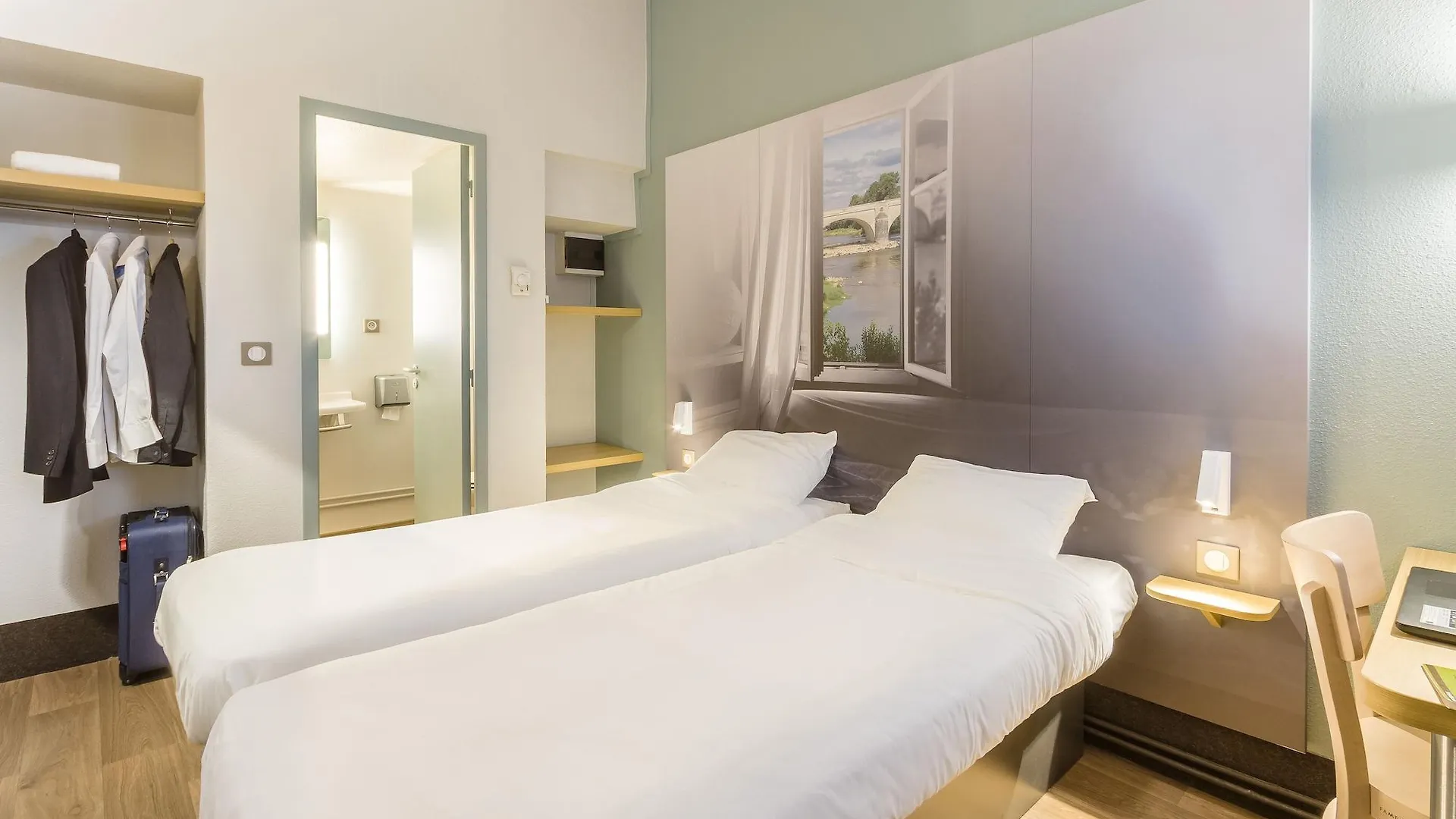 **  B&B HOTEL Marseille Estaque France